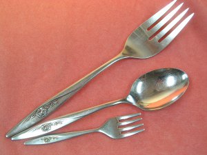 ONEIDA LASTING ROSE SERVING FORK PLACE SPOON BABY FORK DELUXE STAINLESS FLATWARE SILVERWARE