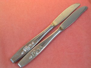 ONEIDA OUR FOREVER ROSE 2 KNIVES SCIENTIFIC SSS STAINLESS FLATWARE SILVERWARE