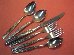 ONEIDA SPANISH MOOD KNIFE 2FORKS &3 SPOONS DELUXE STAINLESS FLATWARE SILVERWARE