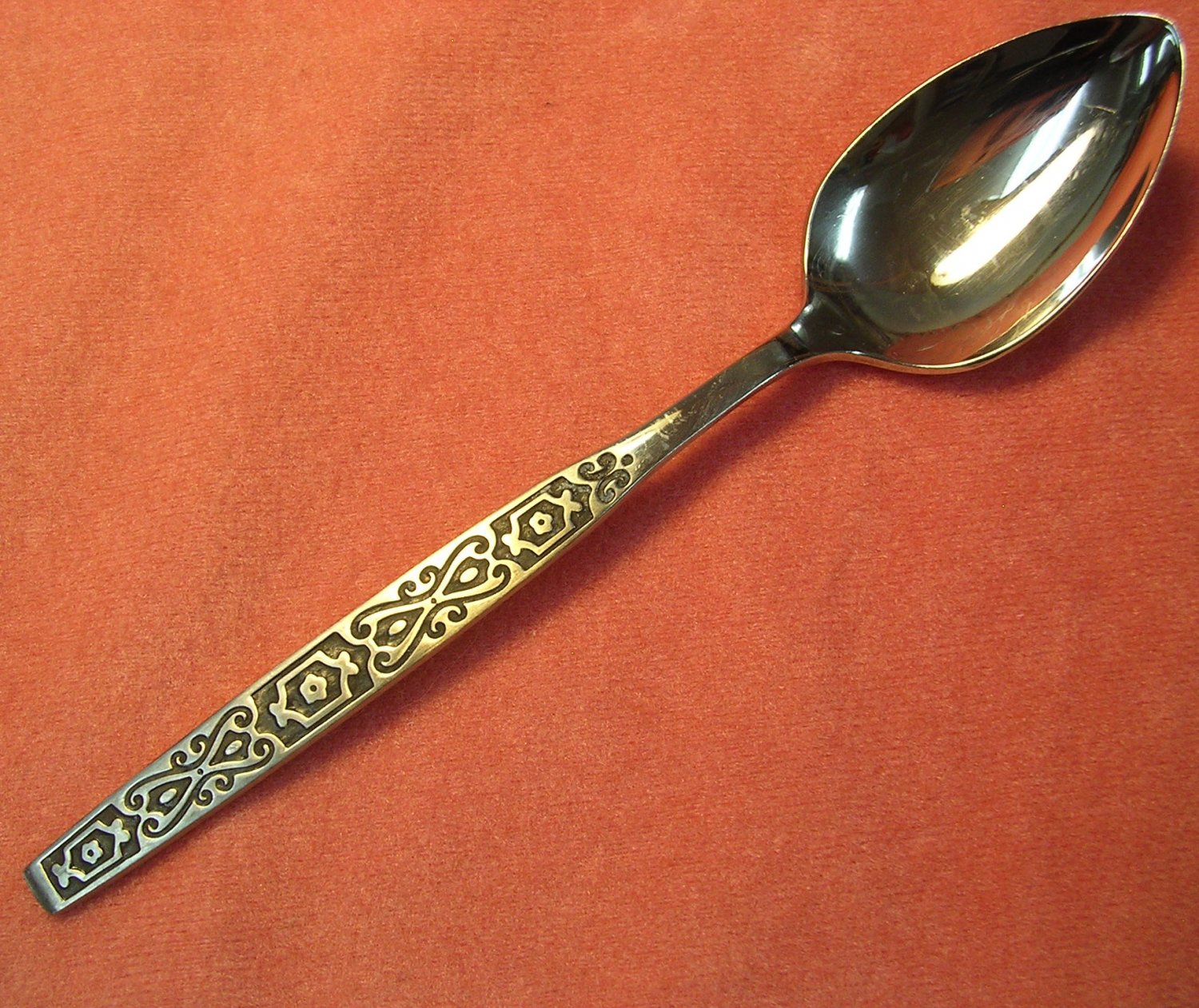 ONEIDA SPANISH MOOD KNIFE 2FORKS &3 SPOONS DELUXE STAINLESS FLATWARE