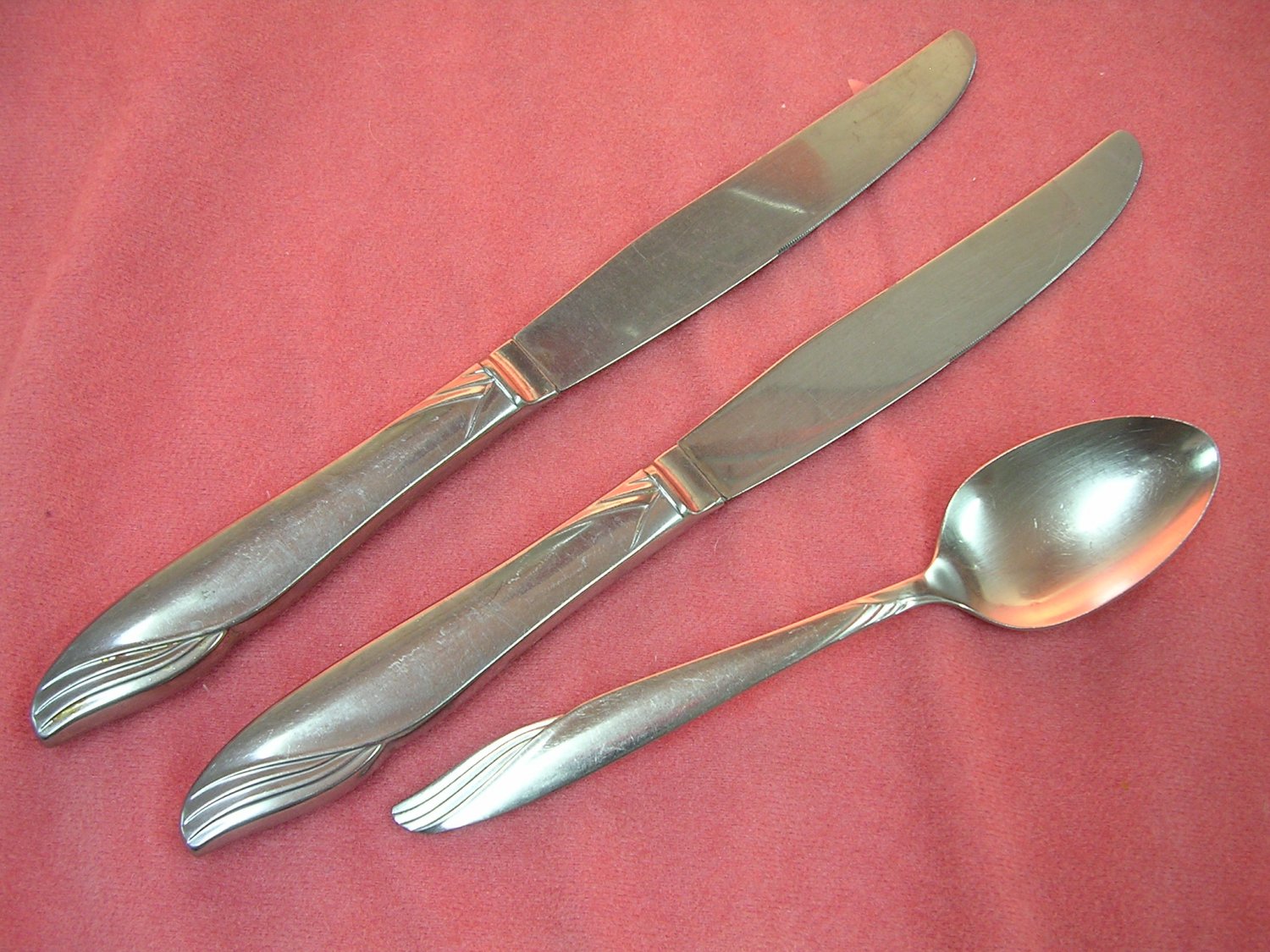 ONEIDA LTD OHS 5 OHS5 TEASPOON &2 KNIVES STAINLESS FLATWARE SILVERWARE