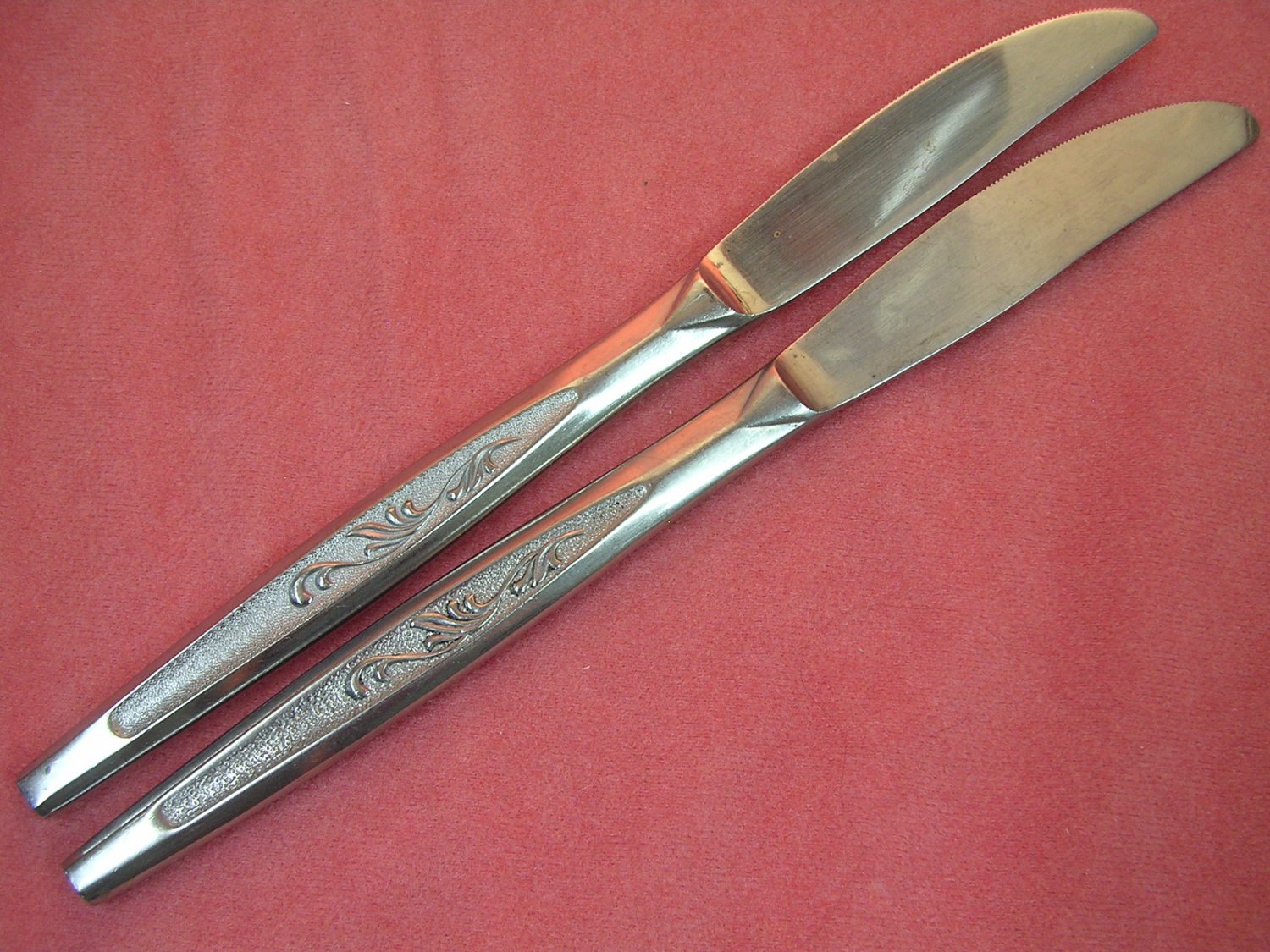 ONEIDA CARLTON 2 PLACE KNIVES STAINLESS FLATWARE SILVERWARE