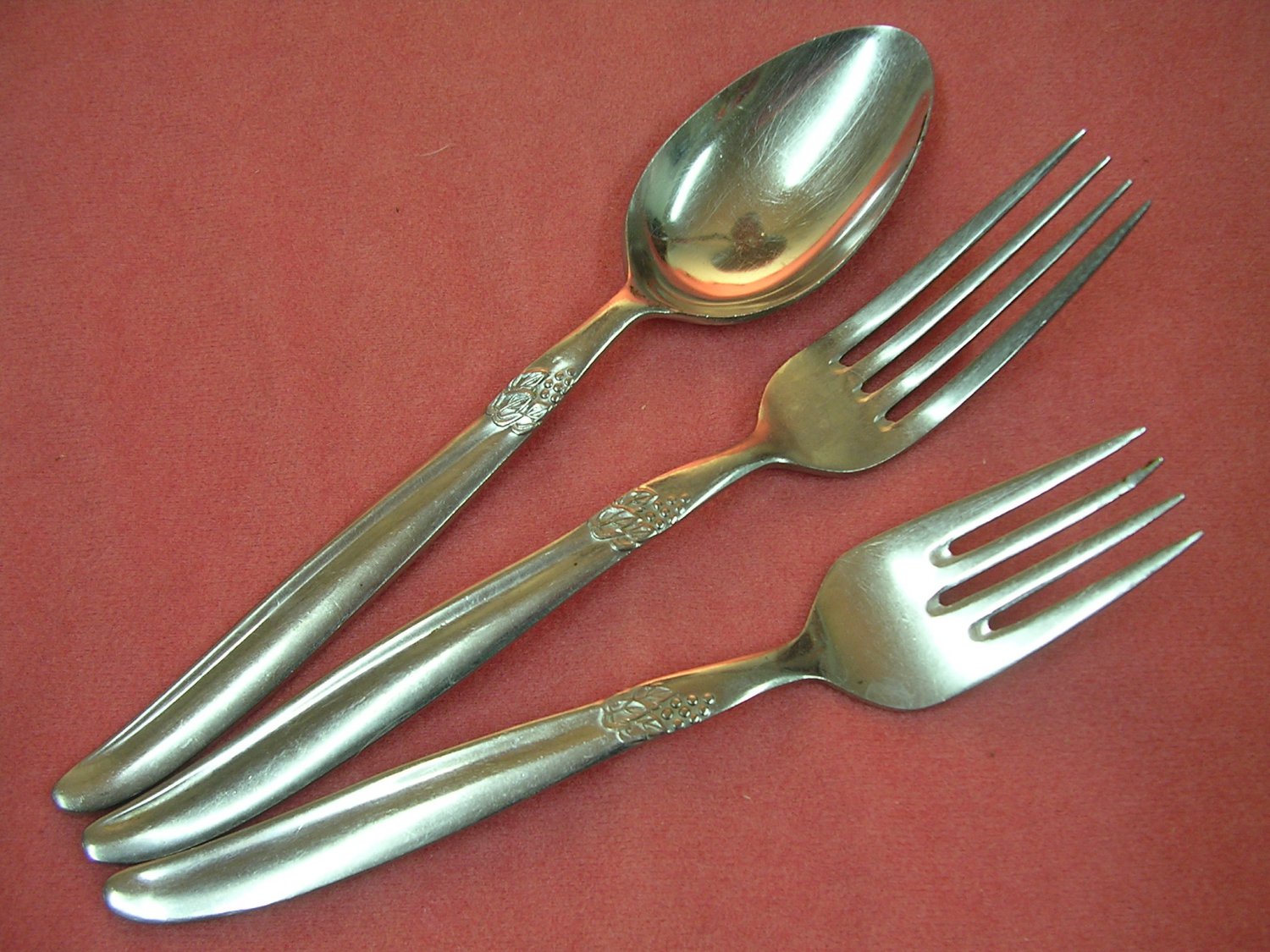 MONTGOMERY WARD MW GRAPE PLACE & TEA SPOONS & FORK STAINLESS FLATWARE