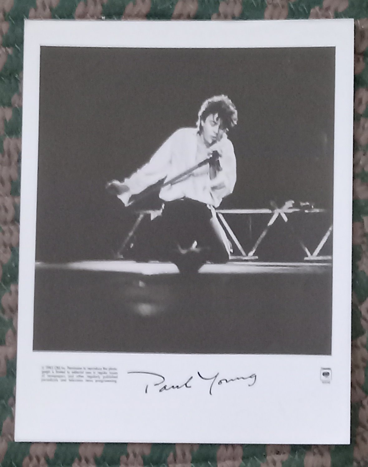 PAUL YOUNG PROMO BLACK AND WHITE COMPANY AUTOGRAPHED 8 X 10 INCHES PHOTO!! 1985!! LIVE!!