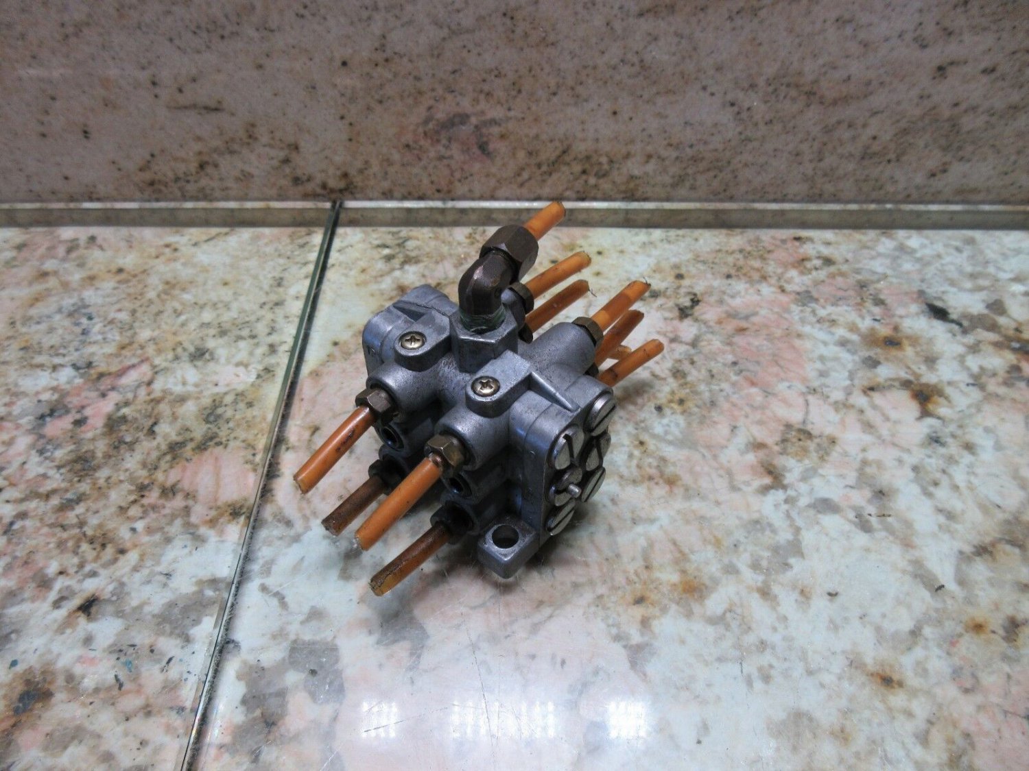 HALS LUBE VALVE OIL LUBE PISTON DISTRIBUTOR DONGSHIN INJECTION MOLDING