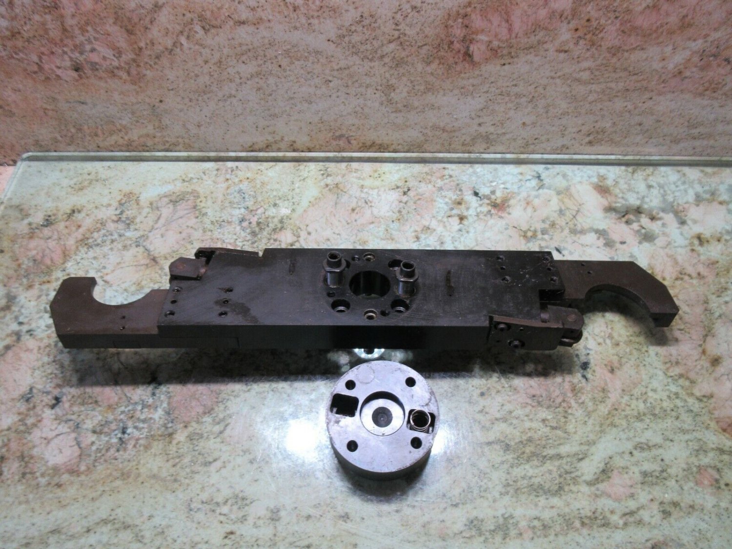 OKUMA MC-5VA CNC VERTICAL MILL  OSP5000M-G TOOL ATC TOOL CHANGER CAROUSEL ARM