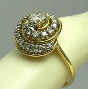 ROMANTIC DIAMOND & GOLD RING