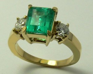 CLASSIC COLOMBIAN EMERALD & DIAMOND RING 2.20CTS