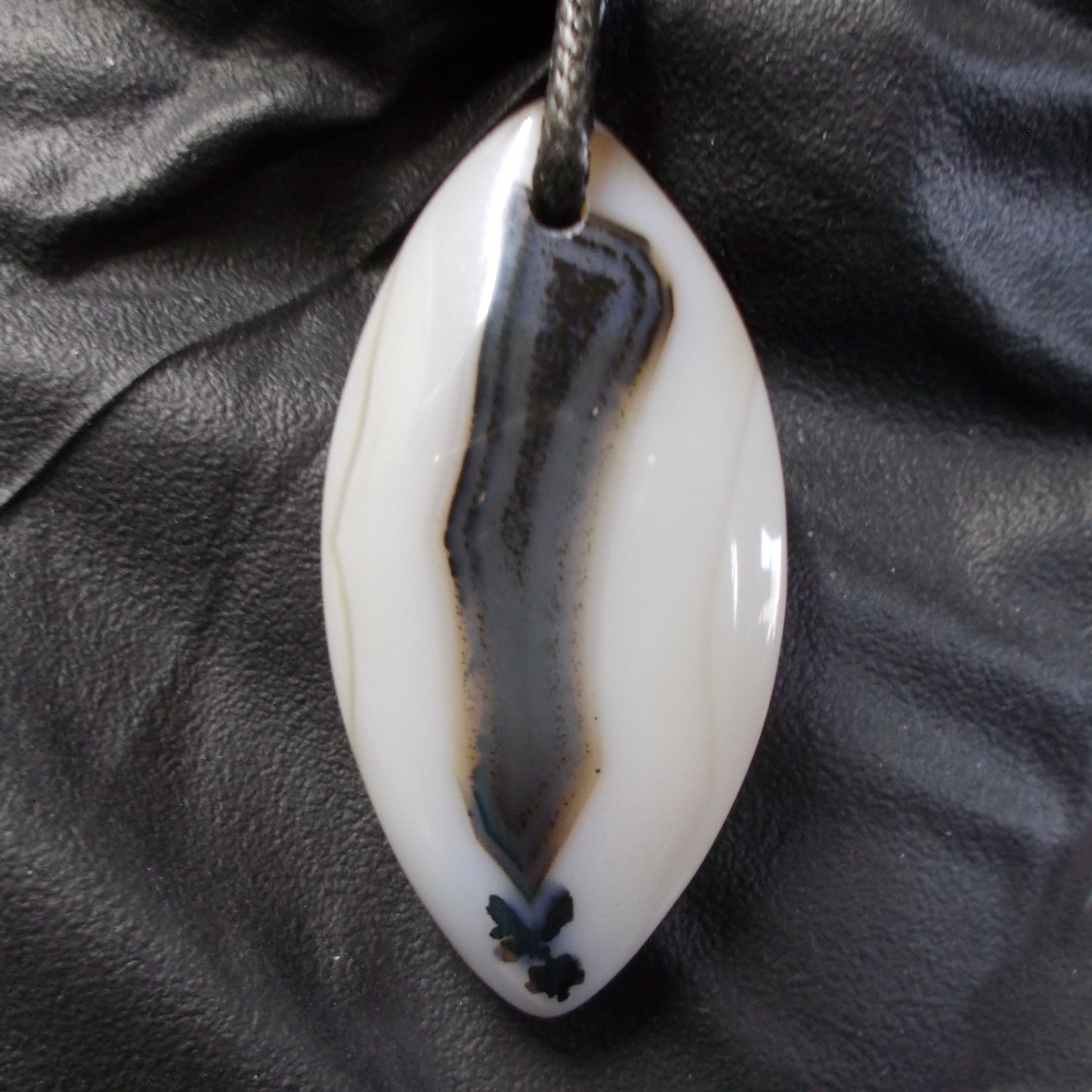 blackskin agate pendant