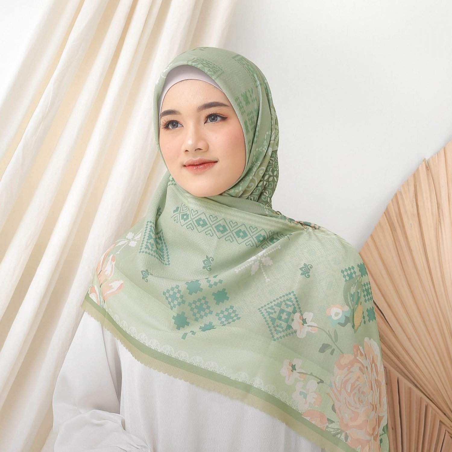 Elegant and Modern Combination in the Voal Ultrafine Lamina Rectangular Veil from the Kiarra 4