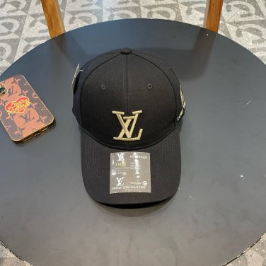 LV classic baseball cap, a versatile item that looks great no matter how you pair it (9)