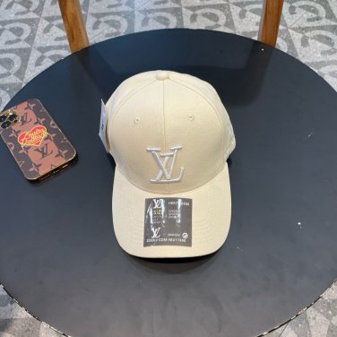 LV classic baseball cap, a versatile item that looks great no matter how you pair it (10)