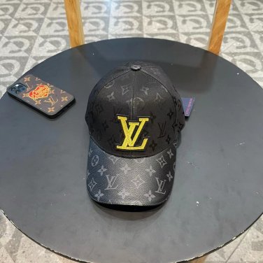 LV classic baseball cap, a versatile item that looks great no matter how you pair it (20)