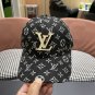 LV classic baseball cap, a versatile item that looks great no matter how you pair it (26)