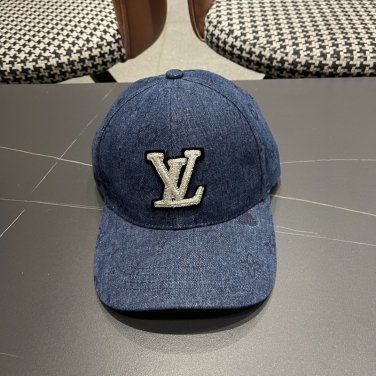 LV classic baseball cap, a versatile item that looks great no matter how you pair it (42)
