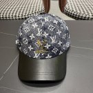 LV classic baseball cap, a versatile item that looks great no matter how you pair it (51)