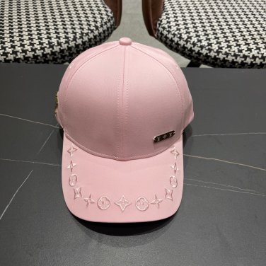 LV classic baseball cap, a versatile item that looks great no matter how you pair it (53)