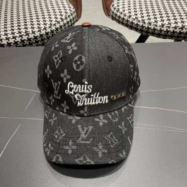 LV classic baseball cap, a versatile item that looks great no matter how you pair it (56)