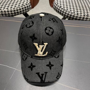 LV classic baseball cap, a versatile item that looks great no matter how you pair it (68)