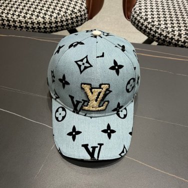 LV classic baseball cap, a versatile item that looks great no matter how you pair it (69)