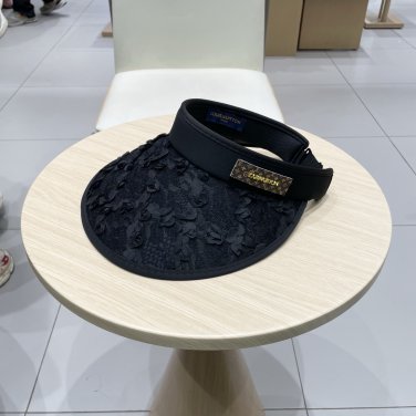 LV classic baseball cap, a versatile item that looks great no matter how you pair it (82)