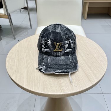 LV classic baseball cap, a versatile item that looks great no matter how you pair it (90)