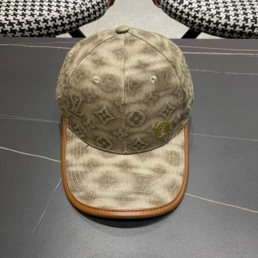 LV classic baseball cap, a versatile item that looks great no matter how you pair it (93)