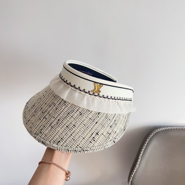 LV classic baseball cap, a versatile item that looks great no matter how you pair it (95)