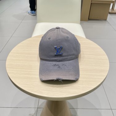 LV classic baseball cap, a versatile item that looks great no matter how you pair it (99)