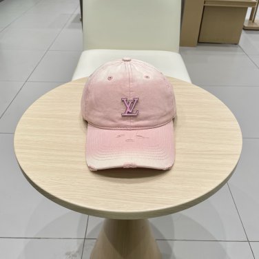 LV classic baseball cap, a versatile item that looks great no matter how you pair it (101)