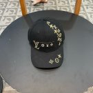 LV classic baseball cap, a versatile item that looks great no matter how you pair it (103)