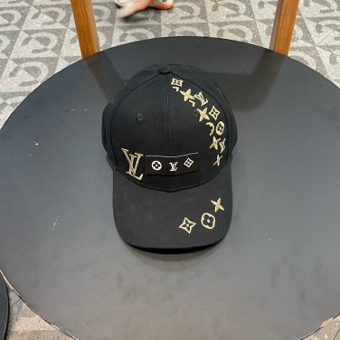 LV classic baseball cap, a versatile item that looks great no matter how you pair it (103)