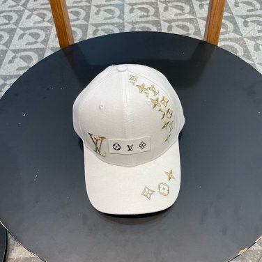 LV classic baseball cap, a versatile item that looks great no matter how you pair it (104)
