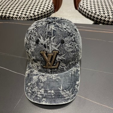 LV classic baseball cap, a versatile item that looks great no matter how you pair it (120)