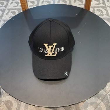 LV classic baseball cap, a versatile item that looks great no matter how you pair it (121)