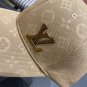 LV classic baseball cap, a versatile item that looks great no matter how you pair it (133)