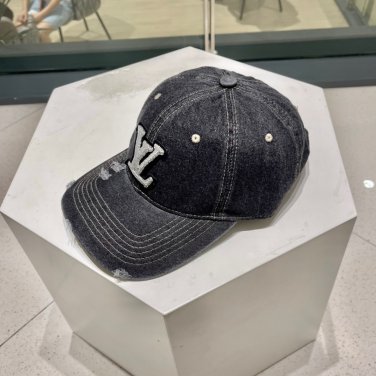 LV classic baseball cap, a versatile item that looks great no matter how you pair it (139)