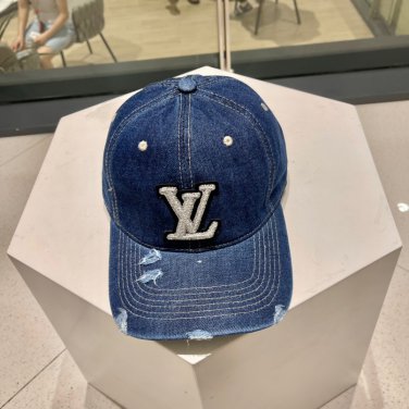LV classic baseball cap, a versatile item that looks great no matter how you pair it (142)