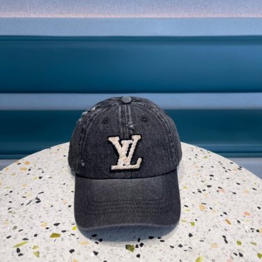 LV classic baseball cap, a versatile item that looks great no matter how you pair it (149)