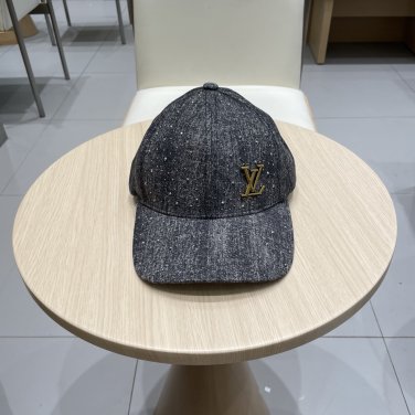 LV classic baseball cap, a versatile item that looks great no matter how you pair it (151)