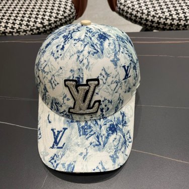 LV classic baseball cap, a versatile item that looks great no matter how you pair it (160)