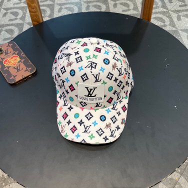 LV classic baseball cap, a versatile item that looks great no matter how you pair it (162)