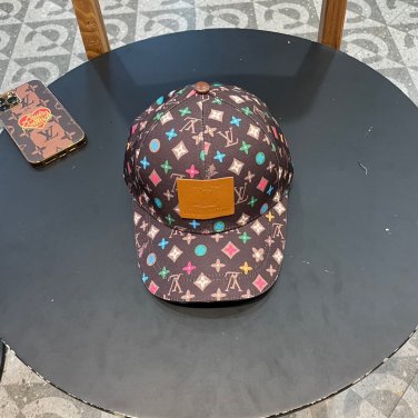 LV classic baseball cap, a versatile item that looks great no matter how you pair it (163)