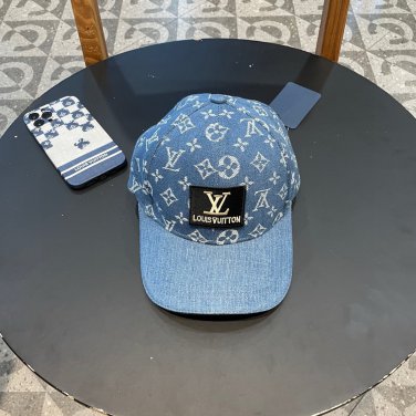 LV classic baseball cap, a versatile item that looks great no matter how you pair it (179)