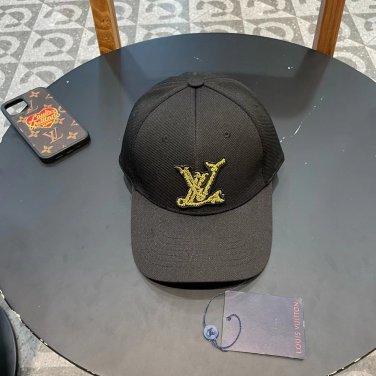 LV classic baseball cap, a versatile item that looks great no matter how you pair it (193)