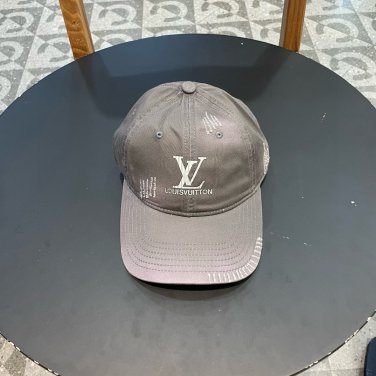 LV classic baseball cap, a versatile item that looks great no matter how you pair it (194)