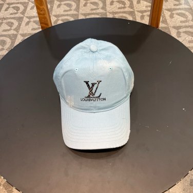 LV classic baseball cap, a versatile item that looks great no matter how you pair it (195)