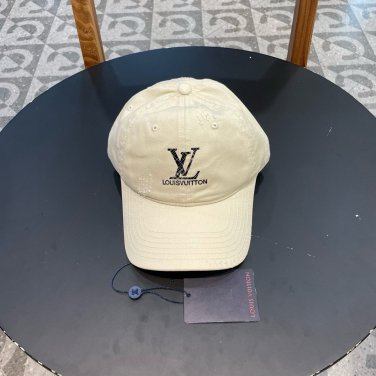 LV classic baseball cap, a versatile item that looks great no matter how you pair it (196)