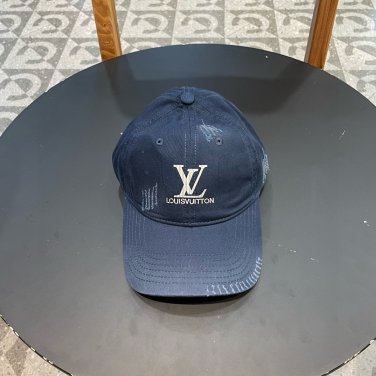 LV classic baseball cap, a versatile item that looks great no matter how you pair it (197)