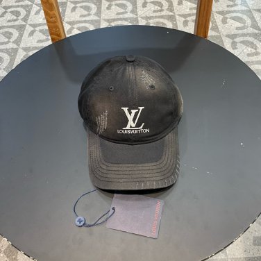 LV classic baseball cap, a versatile item that looks great no matter how you pair it (198)